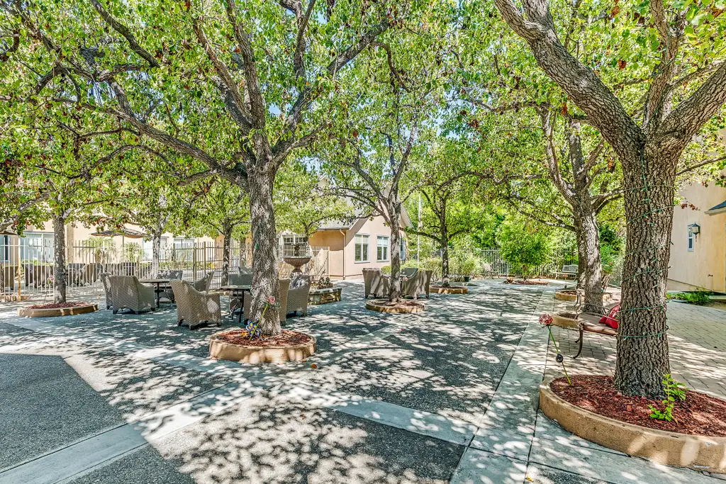 Outdoor Dining Area with Fountain Outdoor Dining Area with Fountain